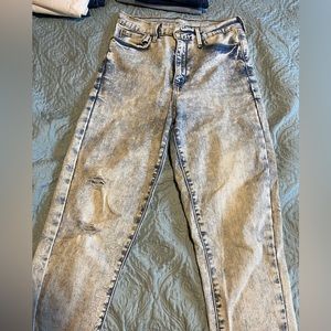 Levi’s mom jeans high rise light washed with small holes - size 27 (4)
